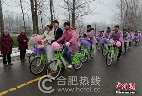 阜陽(yáng)“90后”青年騎公共自行車迎娶新娘 阜陽(yáng)“90后”青年騎公共自行車迎娶新娘